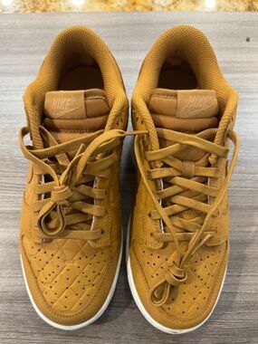 Nike Men’s Sneakers in Mustard Brown